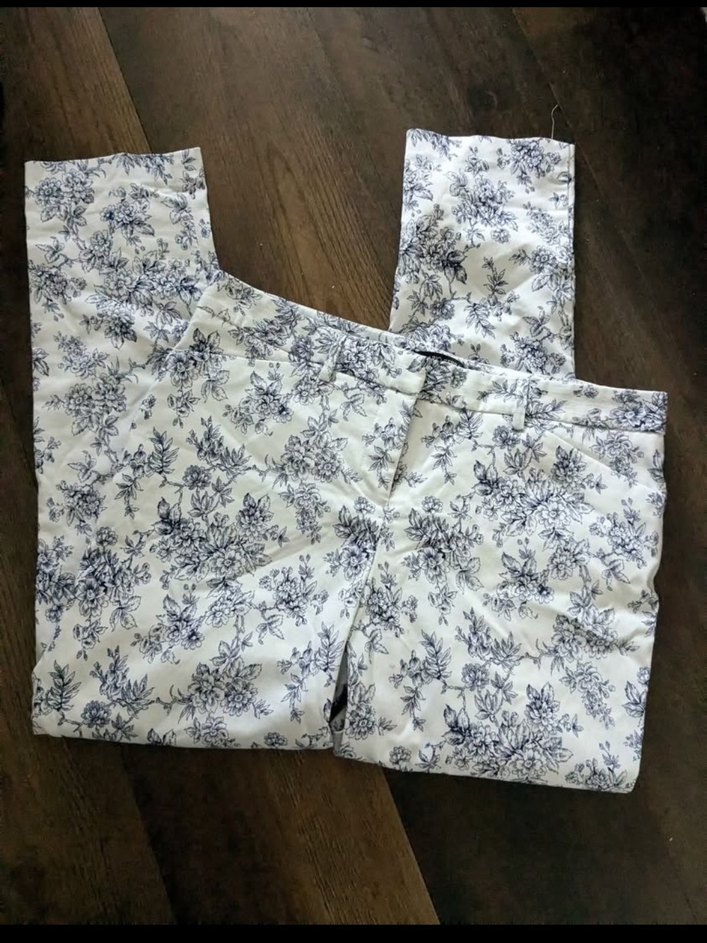 Mario Serrani White and Navy Floral Botanical Cropped Pants Size 8 Italy